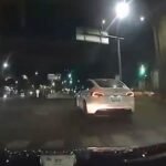Motociclista muere tras chocar contra Tesla; se pasó el semáforo