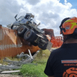 Tráiler cae de puente de 20 metros y queda destruido en Nuevo León